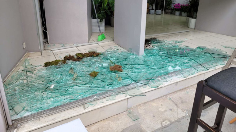 Λάρισα: Αυτοκίνητο καβάλησε πεζοδρόμιο και «κατεδάφισε» βιτρίνα καταστήματος